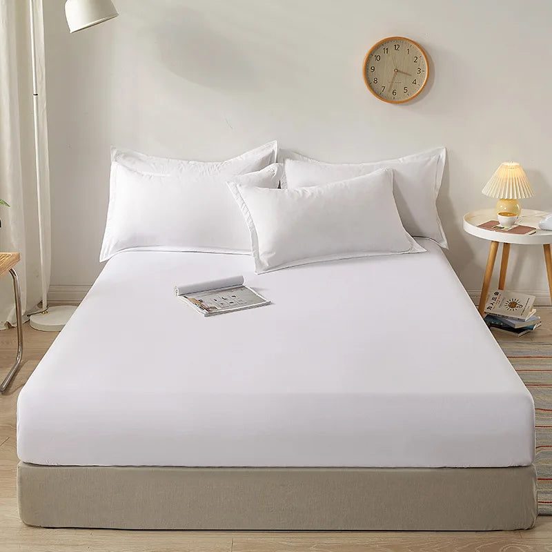 This soft cotton bedding set includes a snugly fitting fitted sheet and two standard pillowcases (48x74 cm), providing comfort and support for a restful night’s sleep. Machine washable for easy care, it maintains its quality wash after wash.