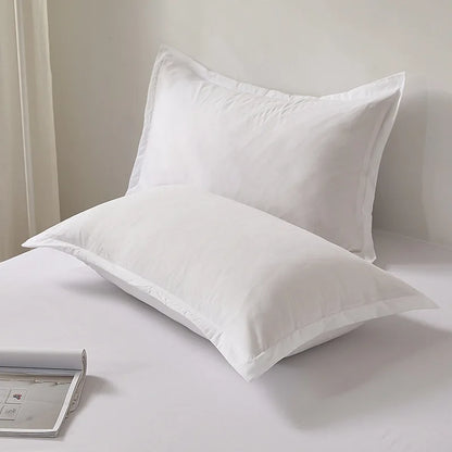 This soft cotton bedding set includes a snugly fitting fitted sheet and two standard pillowcases (48x74 cm), providing comfort and support for a restful night’s sleep. Machine washable for easy care, it maintains its quality wash after wash.