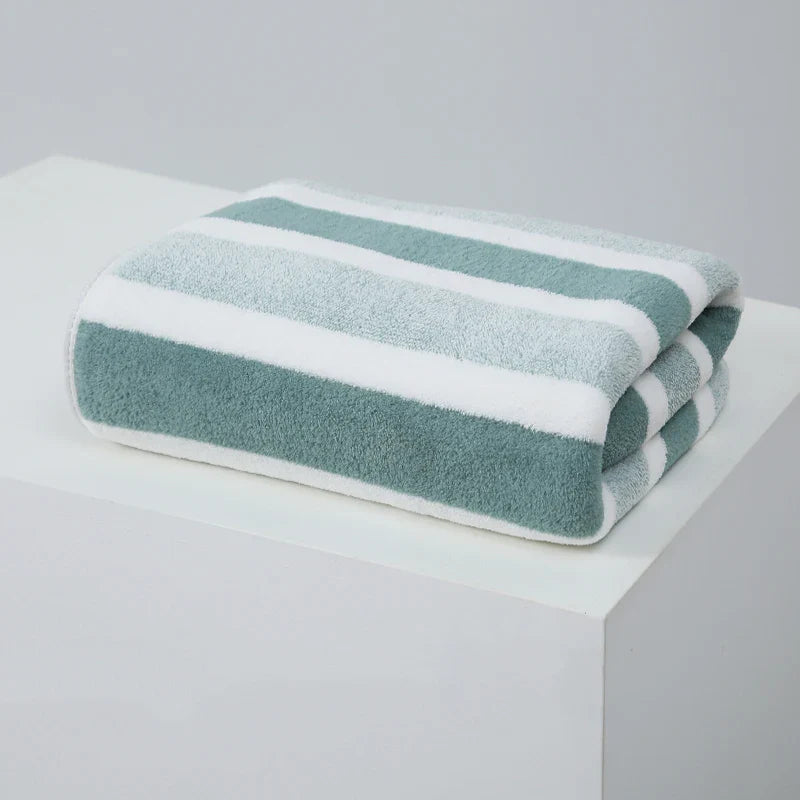 Soft and absorbent green towel with white stripes, crafted from a high-quality polyester/cotton blend. This stylish towel features a thick, plush texture, perfect for quick-drying and gentle on the skin. Ideal for everyday use in bathrooms, providing comfort and functionality with a modern design.