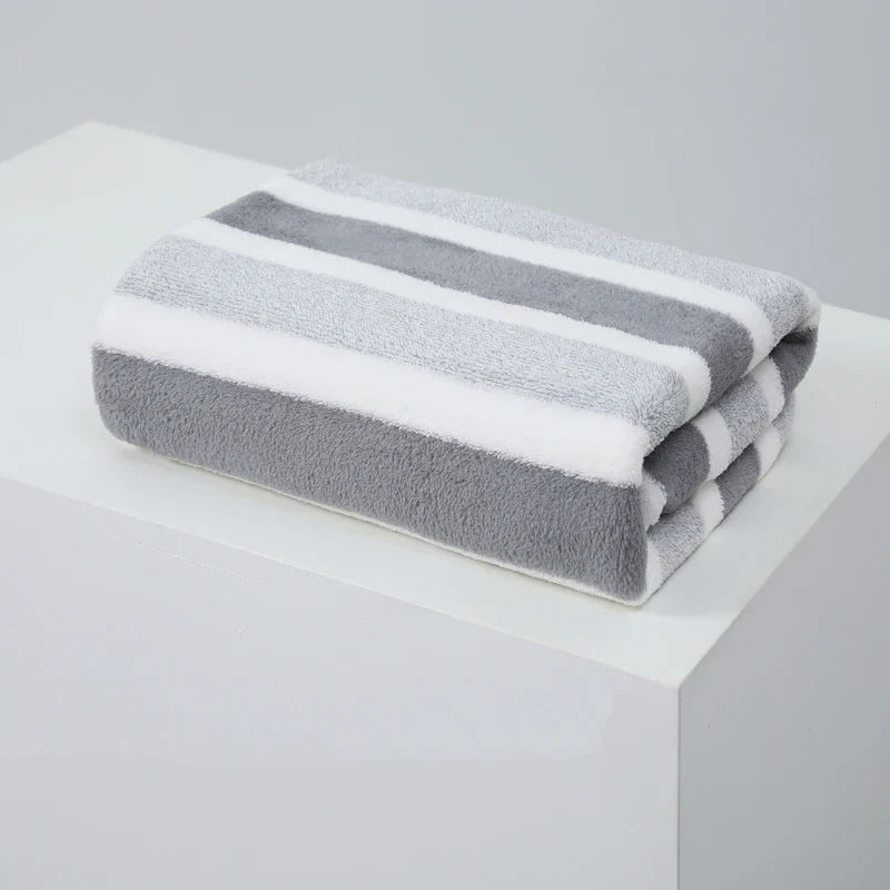 High-quality striped bath towels in green and gray with white accents, crafted from a durable polyester/cotton blend. These soft, absorbent towels provide quick-drying functionality and a stylish design, making them ideal for bathrooms and everyday use.