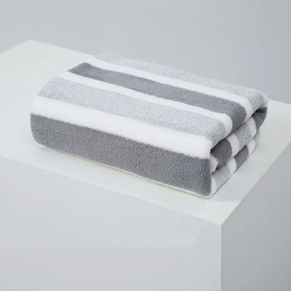 High-quality striped bath towels in green and gray with white accents, crafted from a durable polyester/cotton blend. These soft, absorbent towels provide quick-drying functionality and a stylish design, making them ideal for bathrooms and everyday use.